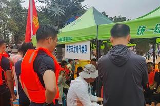 近距离接触！球迷实拍C罗在行李区等行李